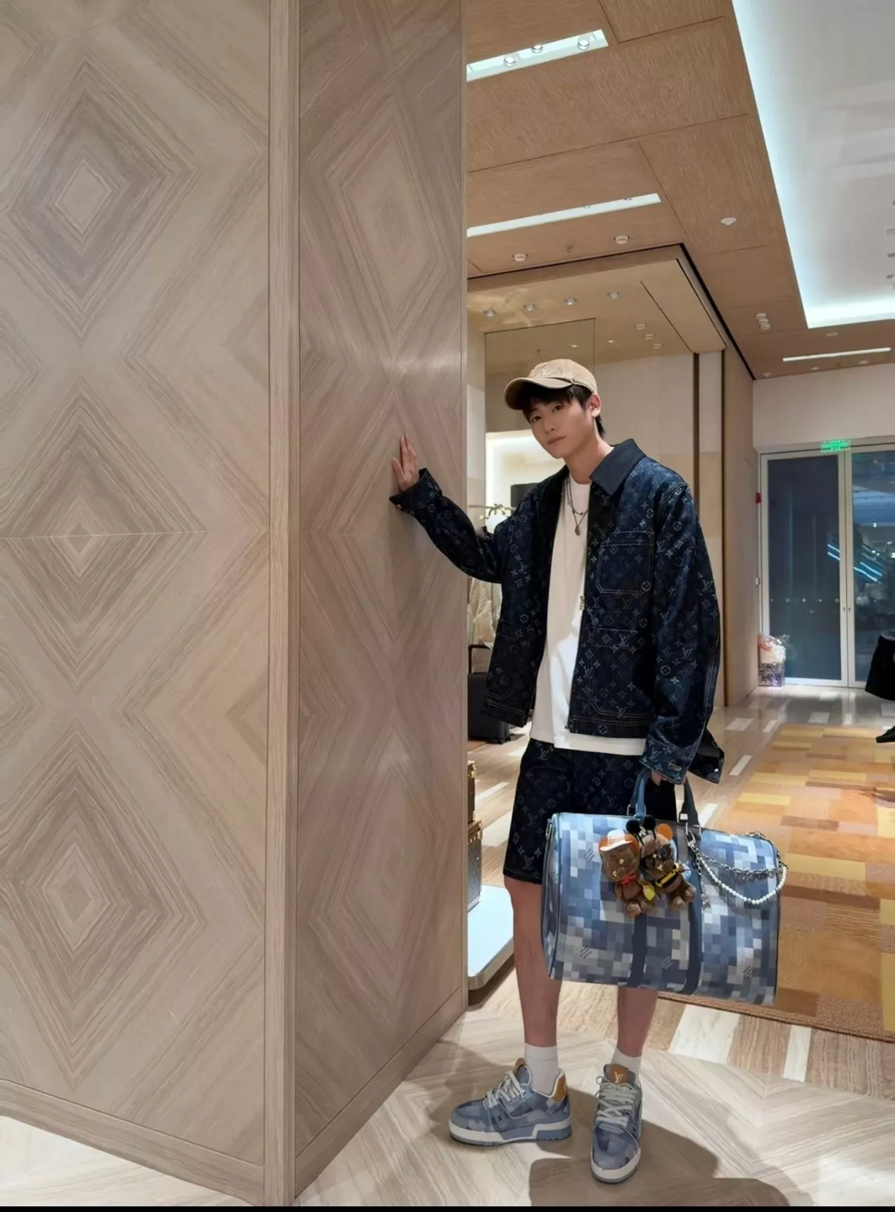 루이비통 픽셀 카무플라주 패턴 여행가방 상세 이미지 24