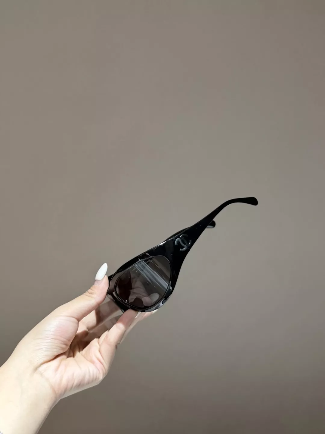 샤넬 미래적인 실루엣의 와이드 선글라스 상세 이미지 7