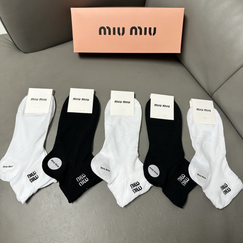 미우미우 로고 자수 포인트 양말 세트