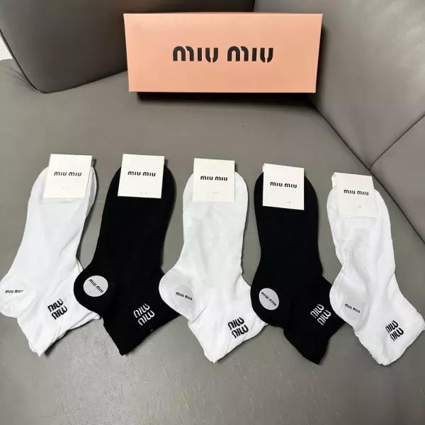 미우미우 로고 자수 포인트 양말 세트