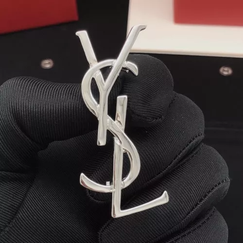 입생로랑 로고 장식 핀 액세서리