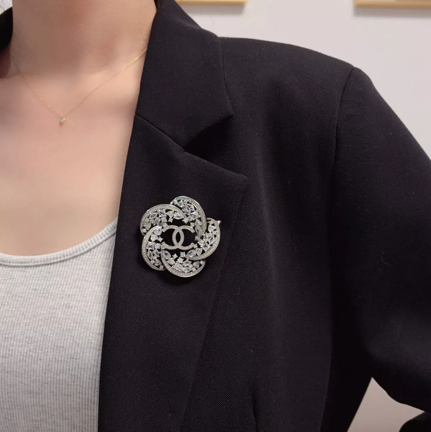 샤넬 까멜리아 모티브 장식 핀 상세 이미지 2