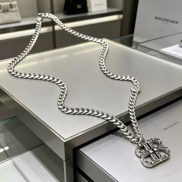 발렌시아가 빈티지 무드 체인 장신구