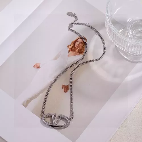 발렌티노 브이 로고 체인 장식 액세서리