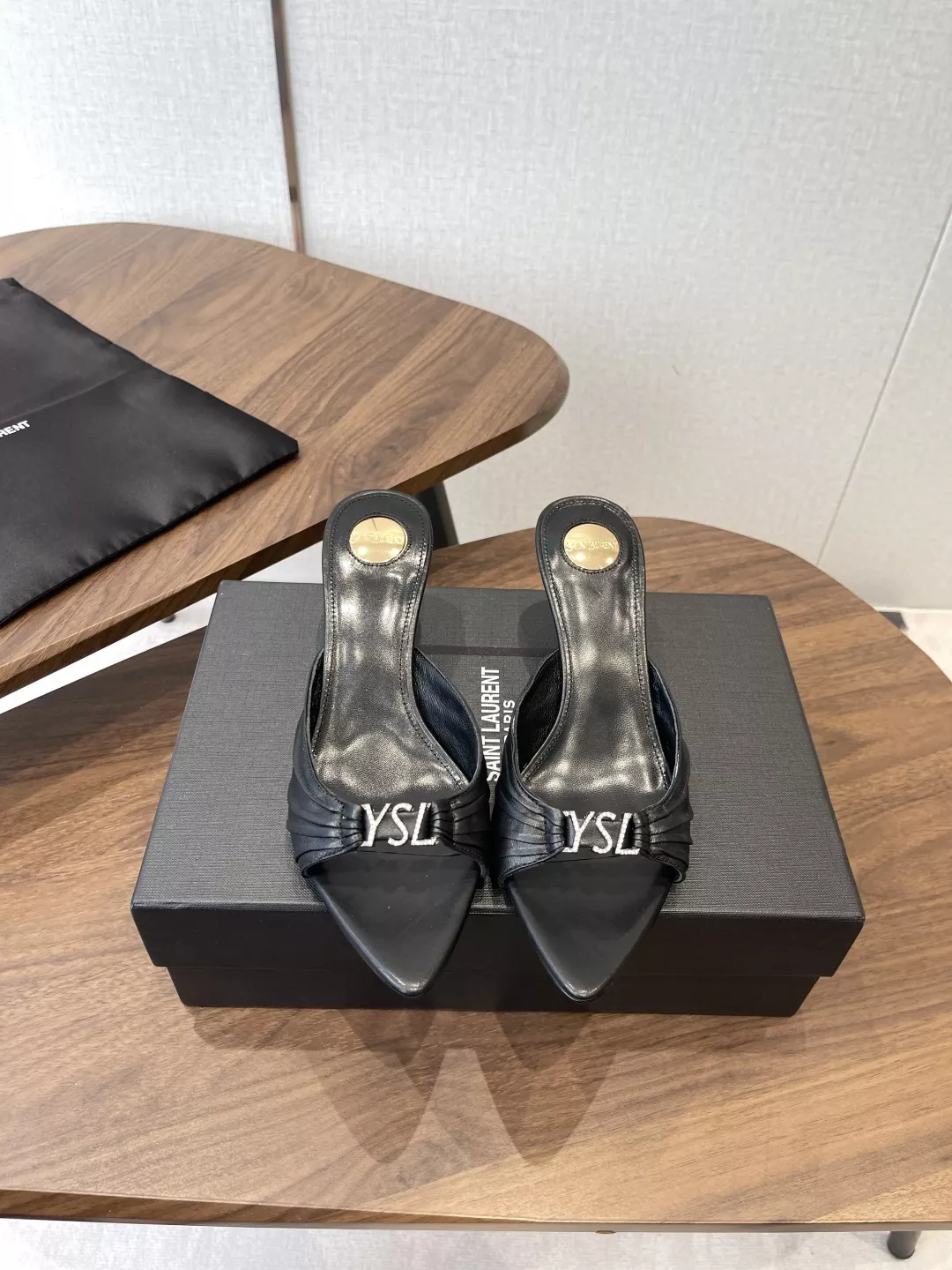 입생로랑 포인트 로고 디테일 하이힐 뮬 상세 이미지 1