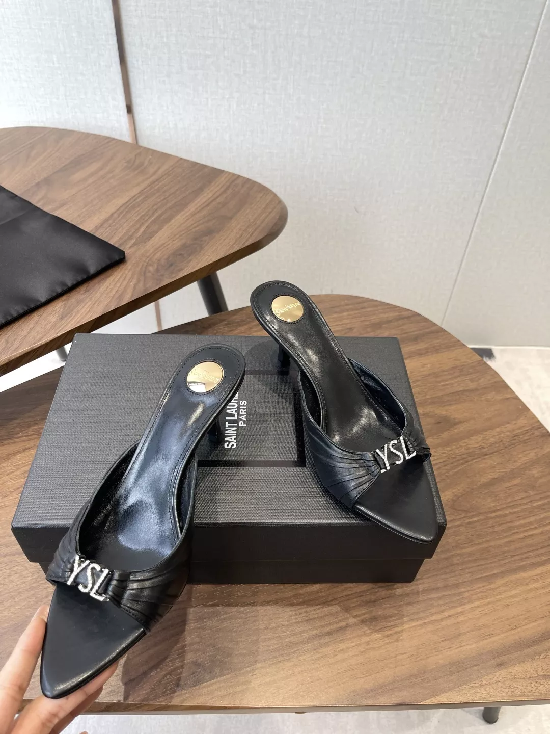 입생로랑 포인트 로고 디테일 하이힐 뮬 상세 이미지 6