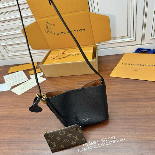 루이비통 드로우스트링 디테일 숄더백