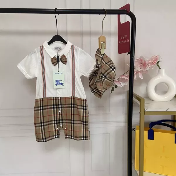 버버리 체크 모자 포함 베이비 롬퍼 세트