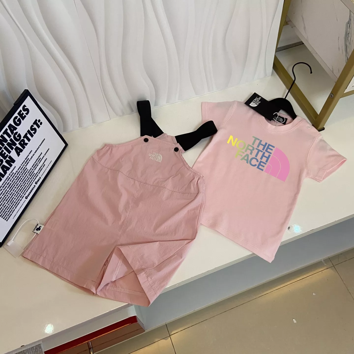 노스페이스 그라데이션 로고 티셔츠와 멜빵 팬츠 조합 상세 이미지 7