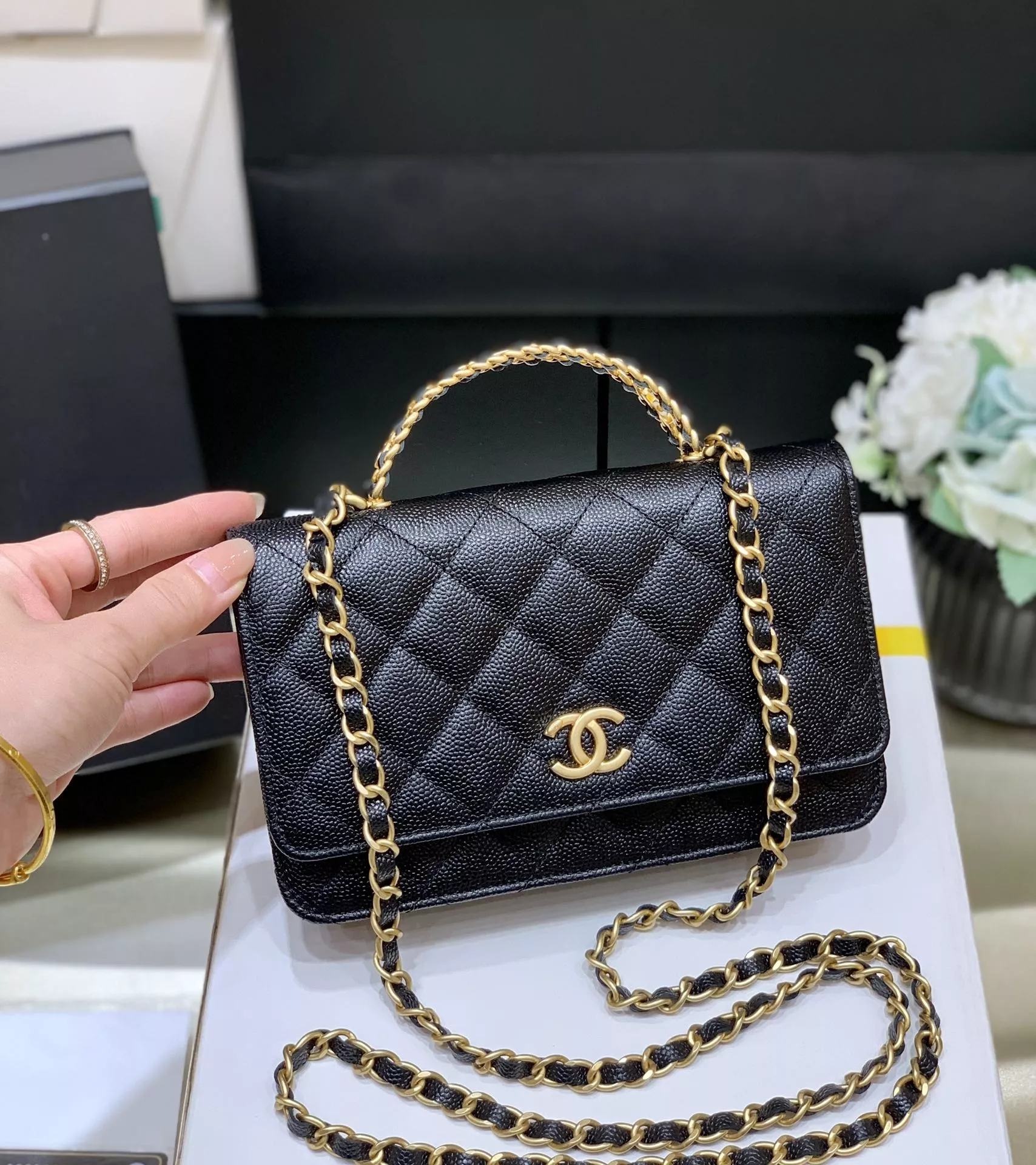 샤넬 레터링 탑핸들 체인 백 상세 이미지 20