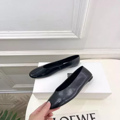 토템 미니멀 라운드 토 발레 플랫