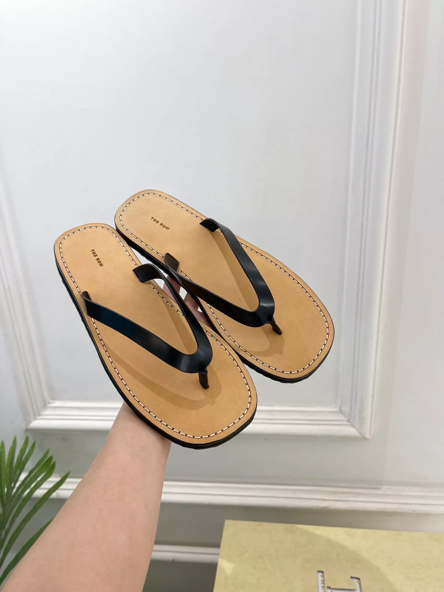 더로우 미니멀 가죽 비치 플립플랍 상세 이미지 4