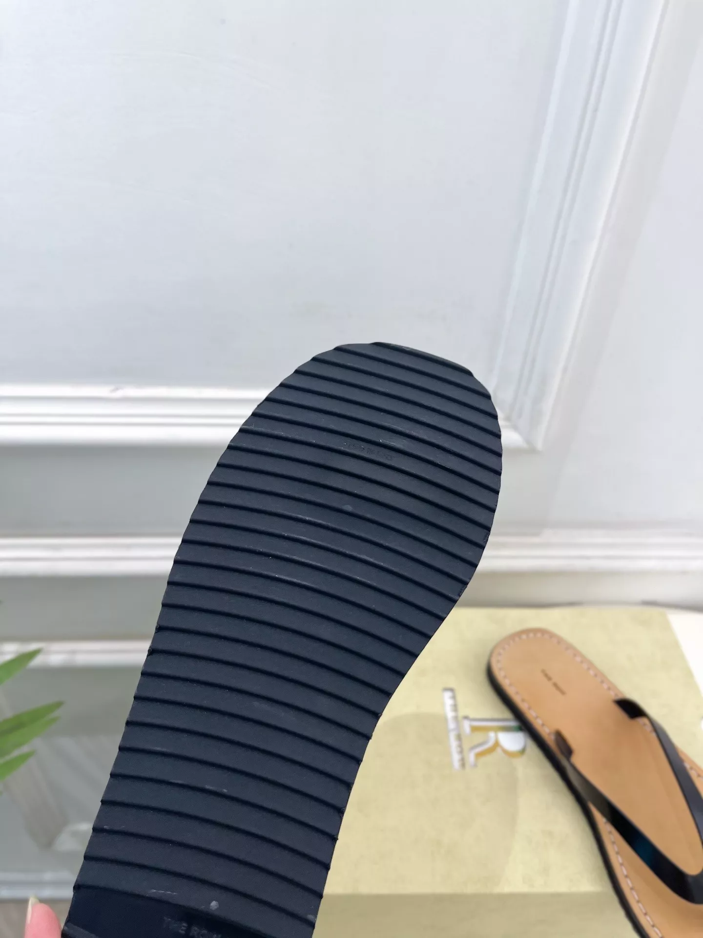 더로우 미니멀 가죽 비치 플립플랍 상세 이미지 9