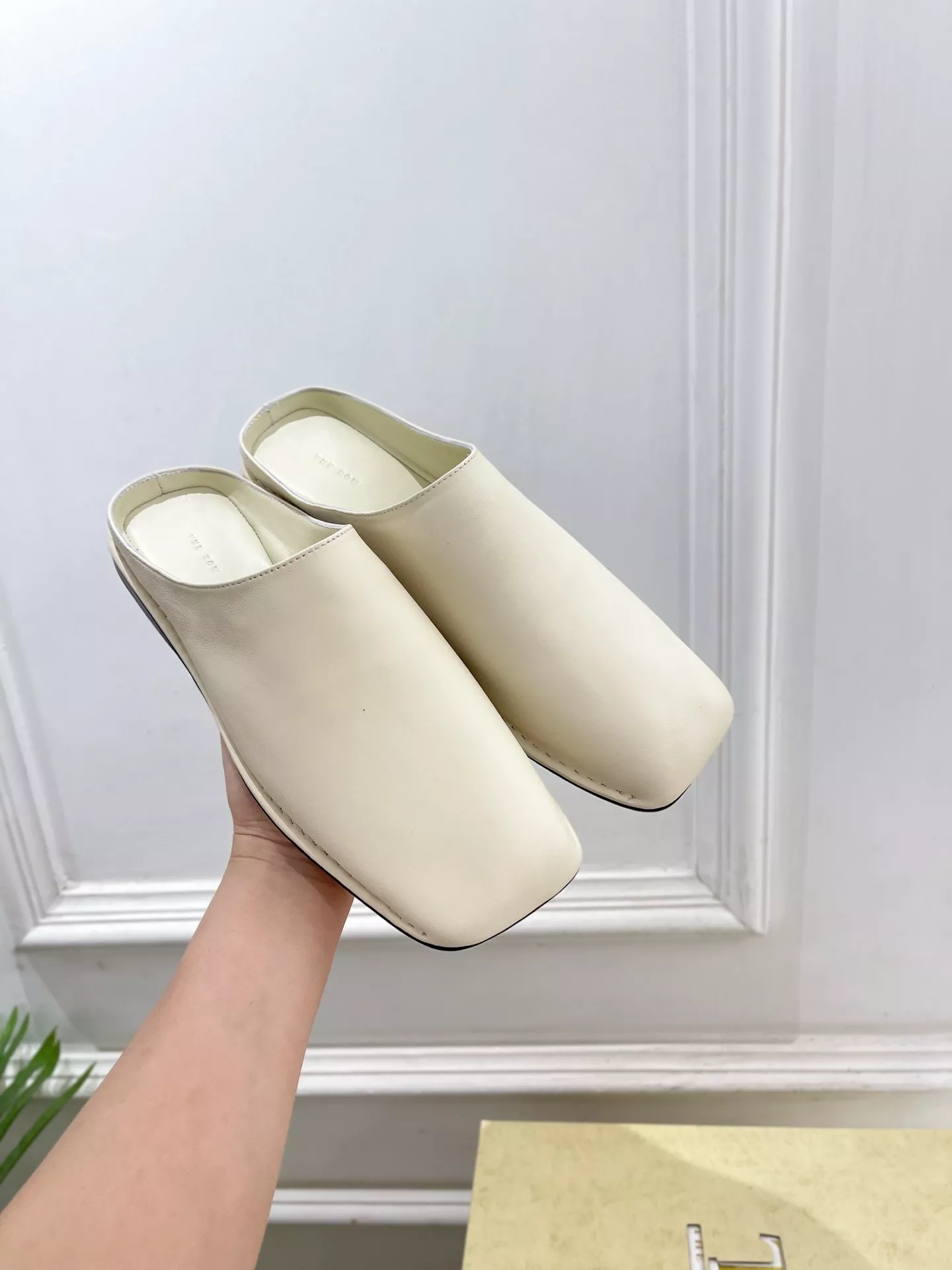 더로우 미니멀 스퀘어토 플랫 뮬 상세 이미지 4