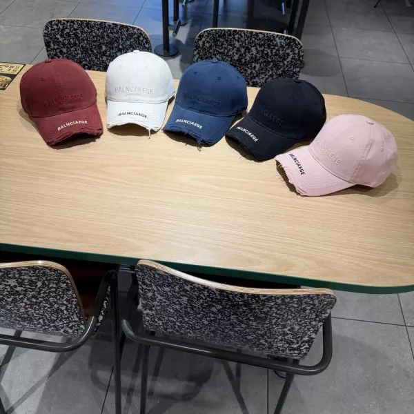 발렌시아가 클래식 자수 포인트 캡