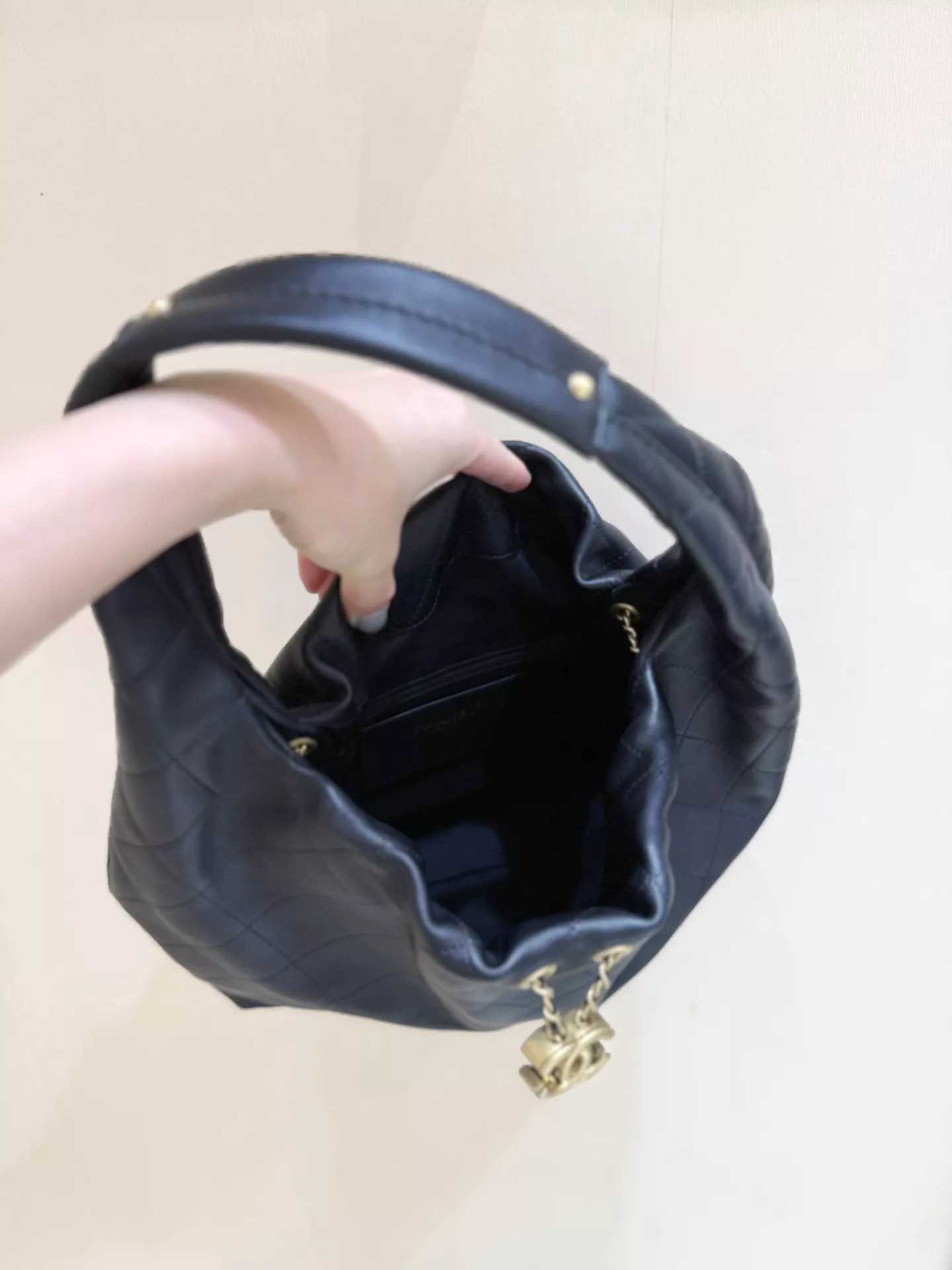 샤넬 부드러운 가죽 질감의 데일리 백 상세 이미지 6