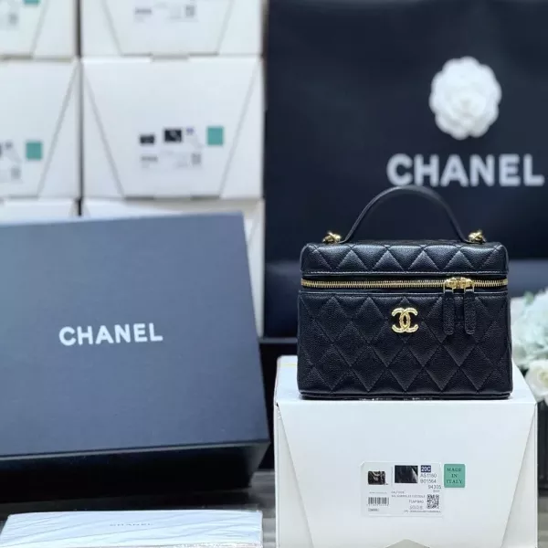 샤넬 탑핸들과 탈부착 스트랩이 더해진 퀼팅 체인백