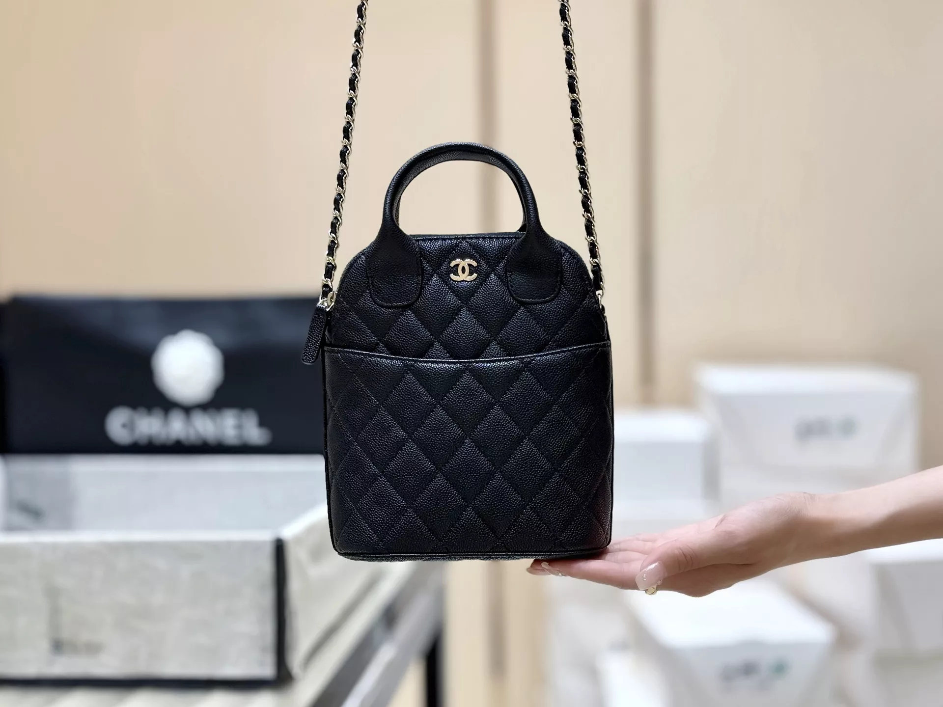 샤넬 캐비어 텍스처 쉘 체인 백 상세 이미지 17