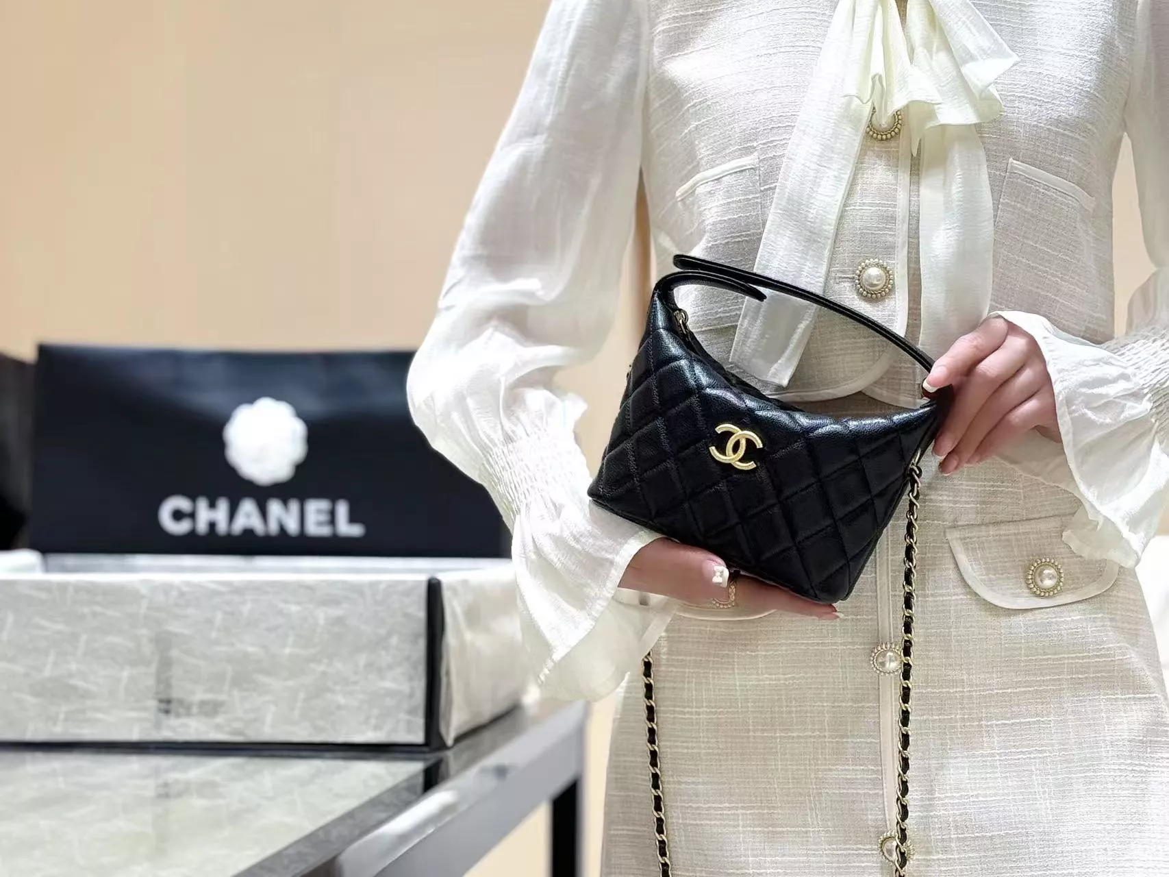 샤넬 퀼팅 체인 드로우스트링 백 상세 이미지 21