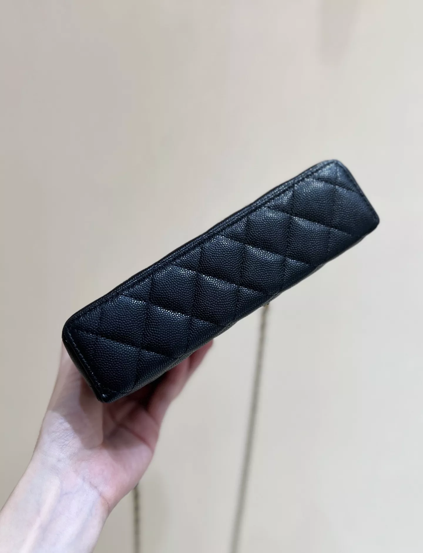 샤넬 탑핸들과 체인 스트랩이 더해진 퀼팅 백 상세 이미지 4