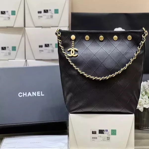 샤넬 스터드 장식 버킷 실루엣 숄더백