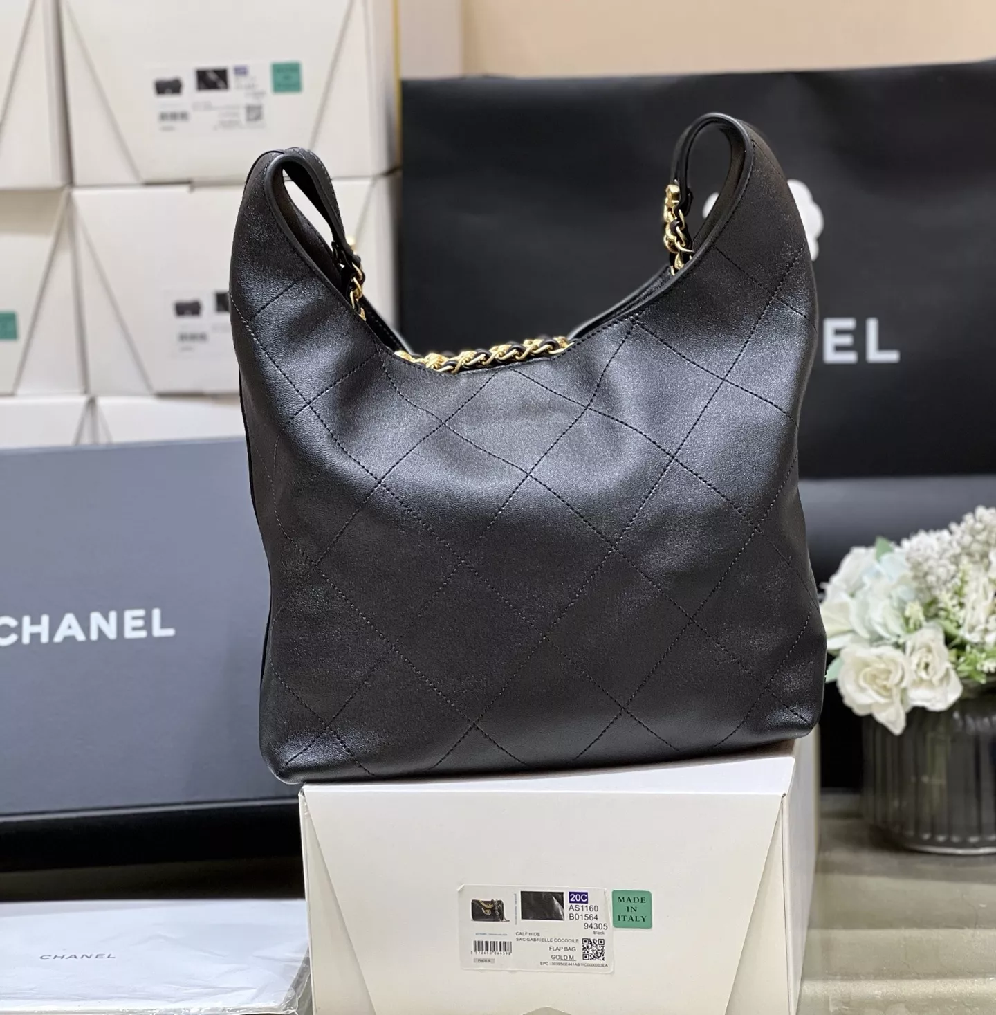 샤넬 유연한 쉐입의 퀼팅 체인 백 상세 이미지 12