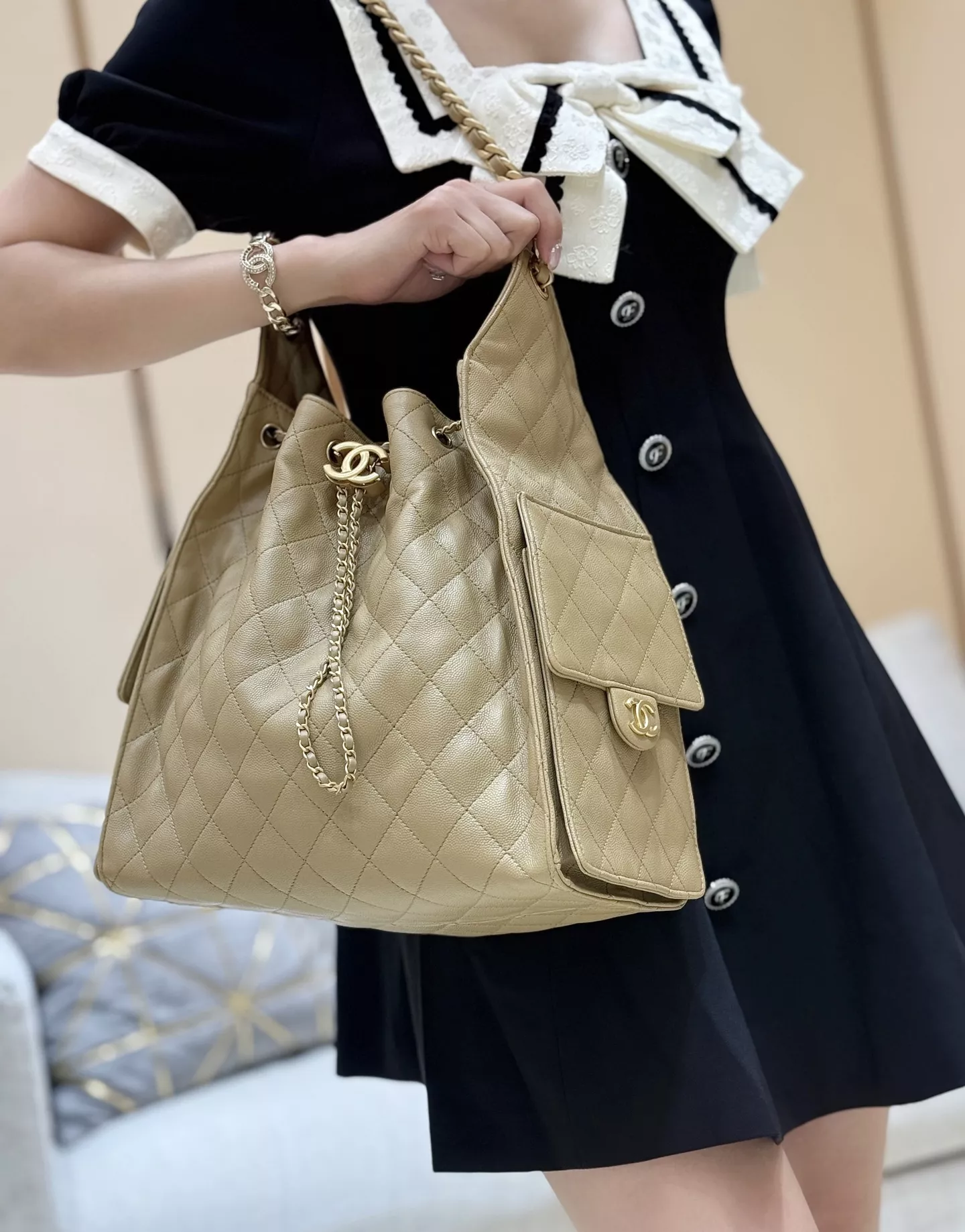 샤넬 퀼팅 체인 쇼핑백 상세 이미지 24