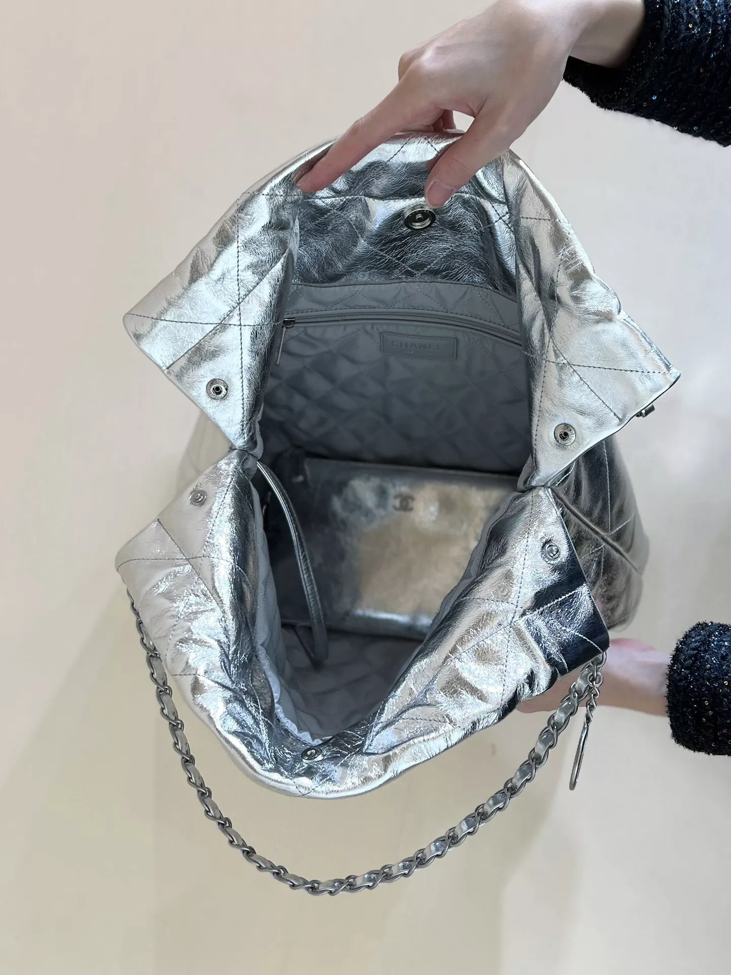 샤넬 메탈릭 가죽 드로스트링 백 상세 이미지 5