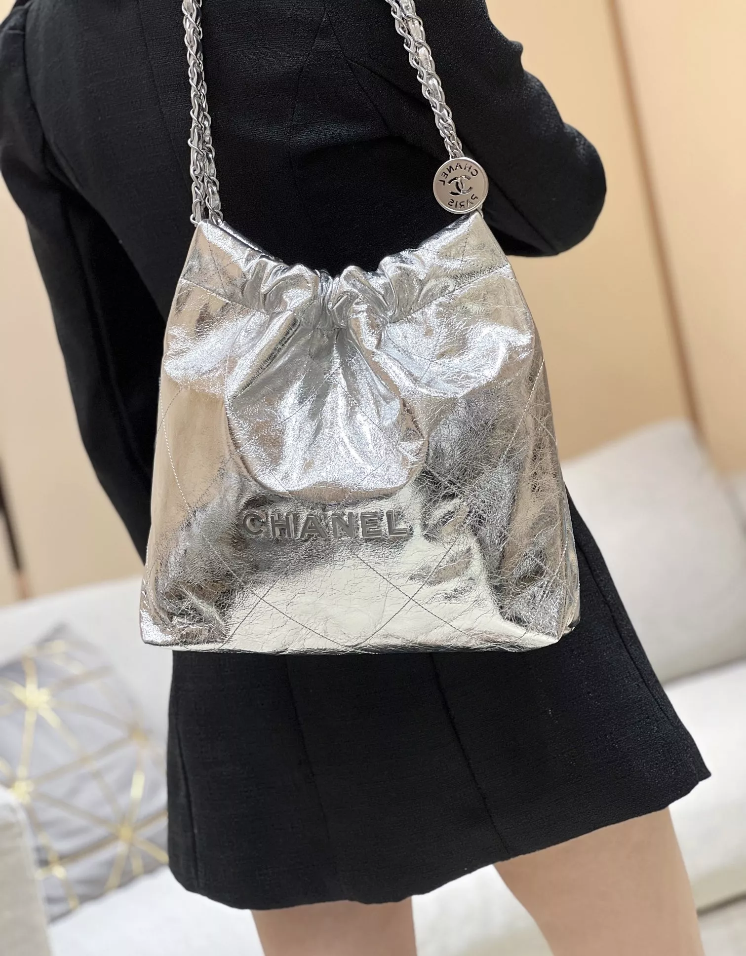 샤넬 메탈릭 드로스트링 체인 백 상세 이미지 20