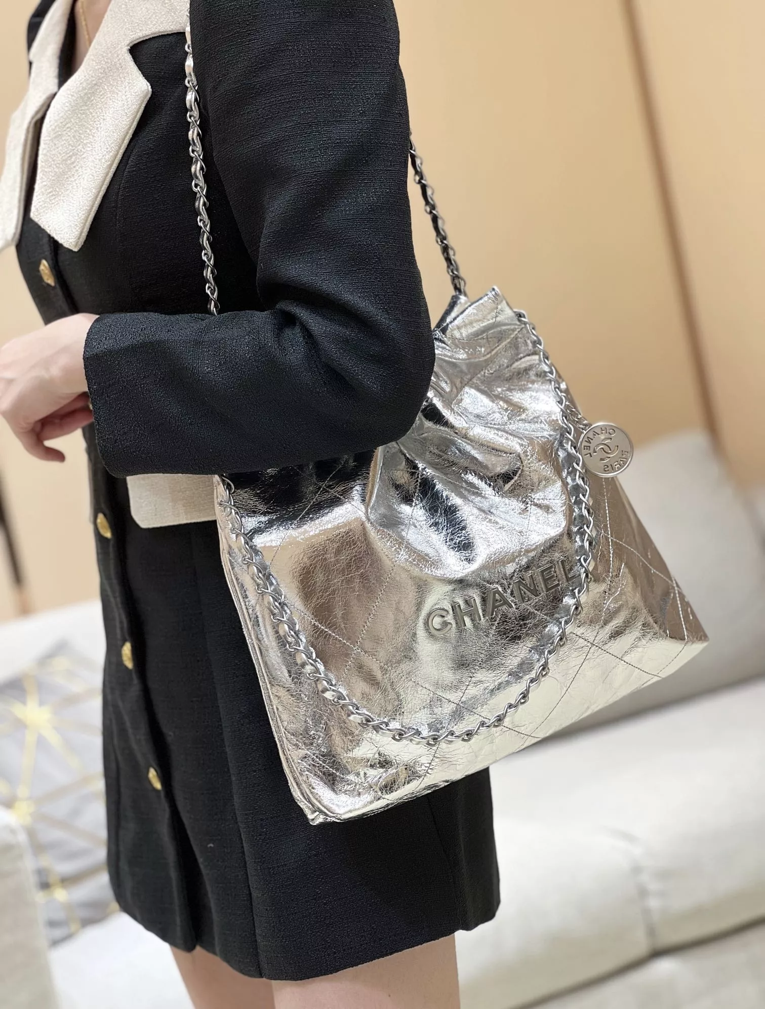샤넬 메탈릭 드로스트링 체인 백 상세 이미지 21