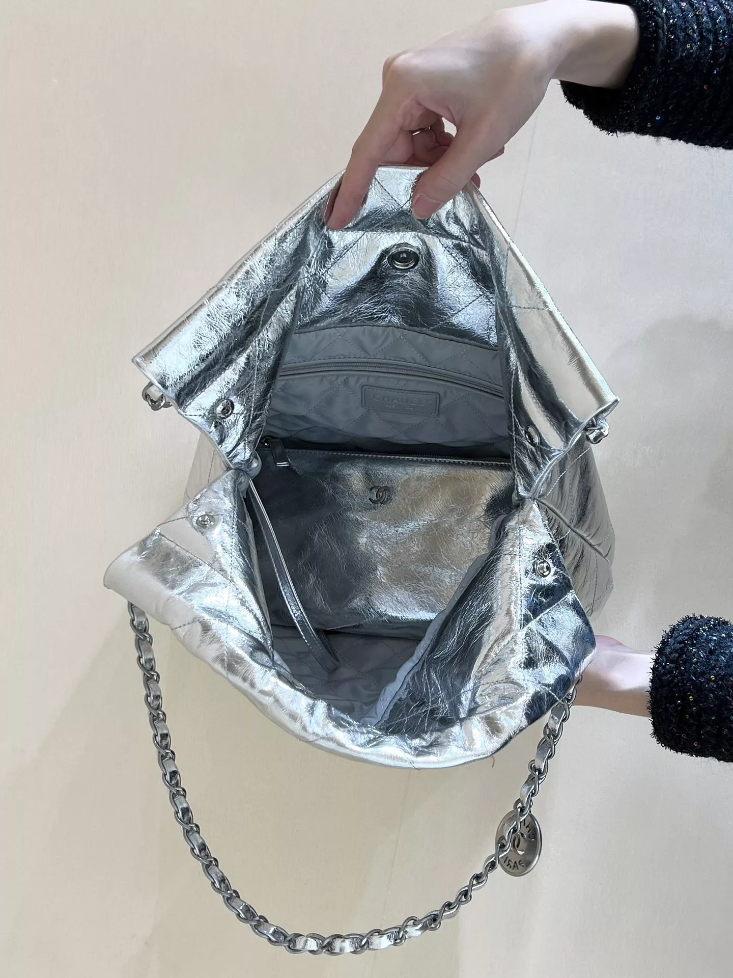 샤넬 메탈릭 드로스트링 체인 백 상세 이미지 8