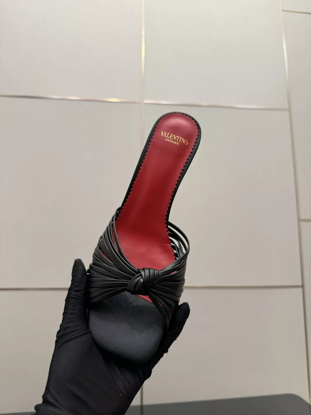 발렌티노 브이 버클 오픈토 굽 샌들 상세 이미지 9