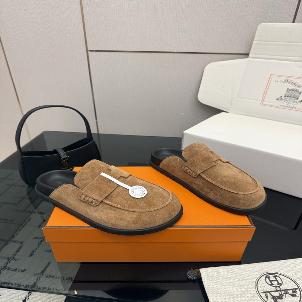 에르메스 고트 스웨이드 레터링 뮬 샌들