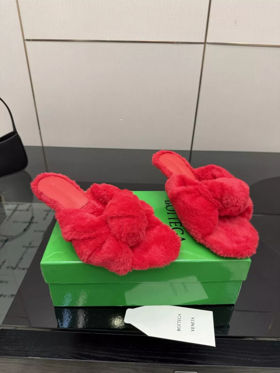 보테가베네타 인트레치아토 포인트 슬라이드 상세 이미지 3