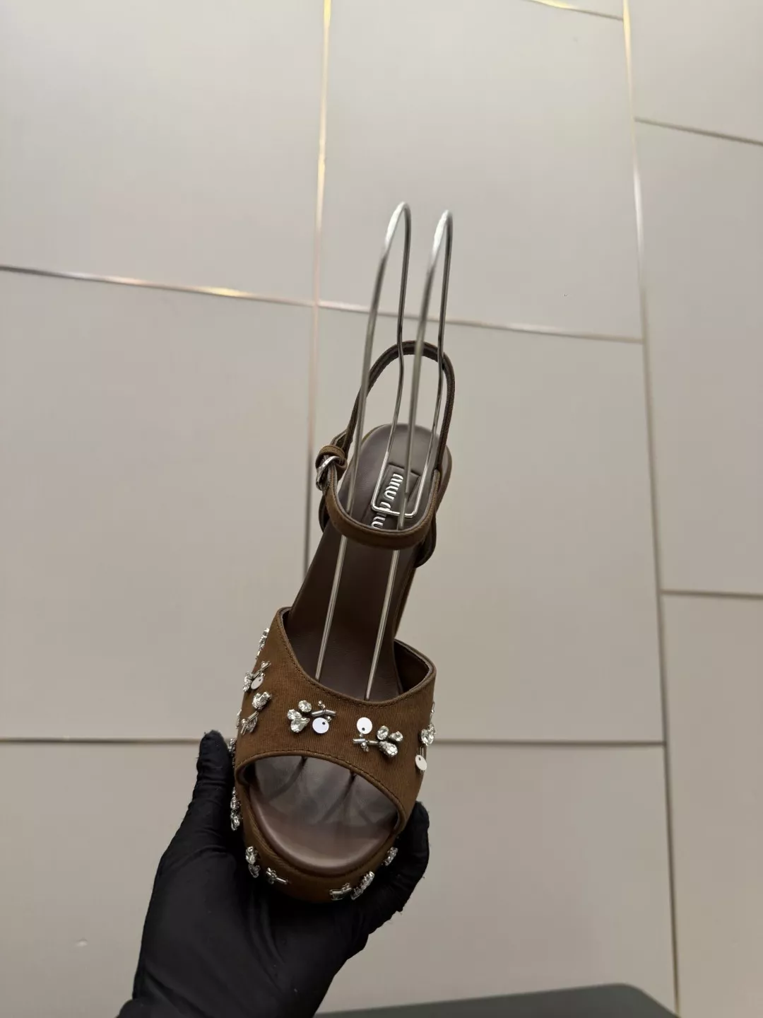 미우미우 크리스탈 장식 토오픈 샌들 상세 이미지 9