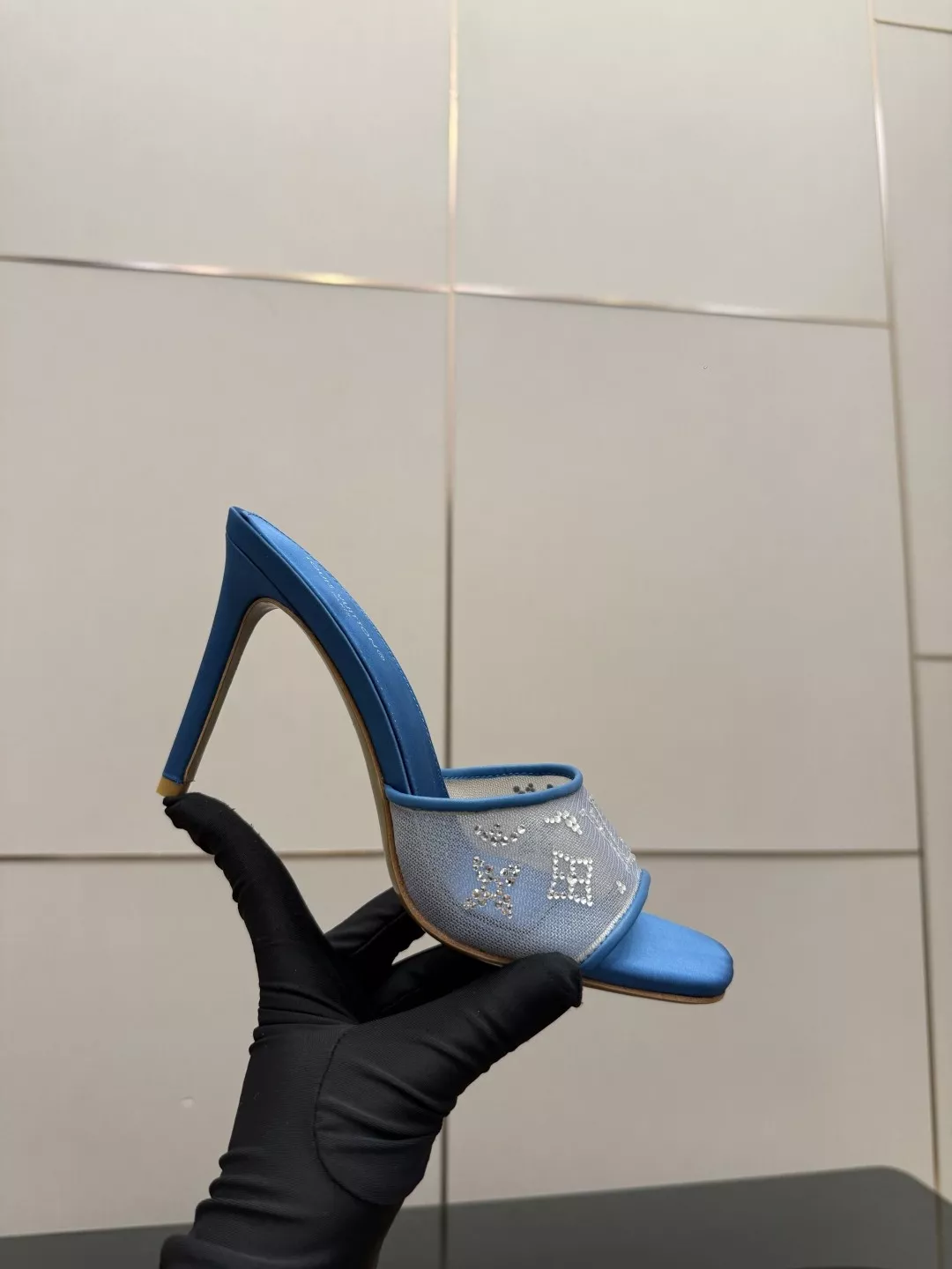 루이비통 로고 장식 메쉬 하이힐 샌들 상세 이미지 8
