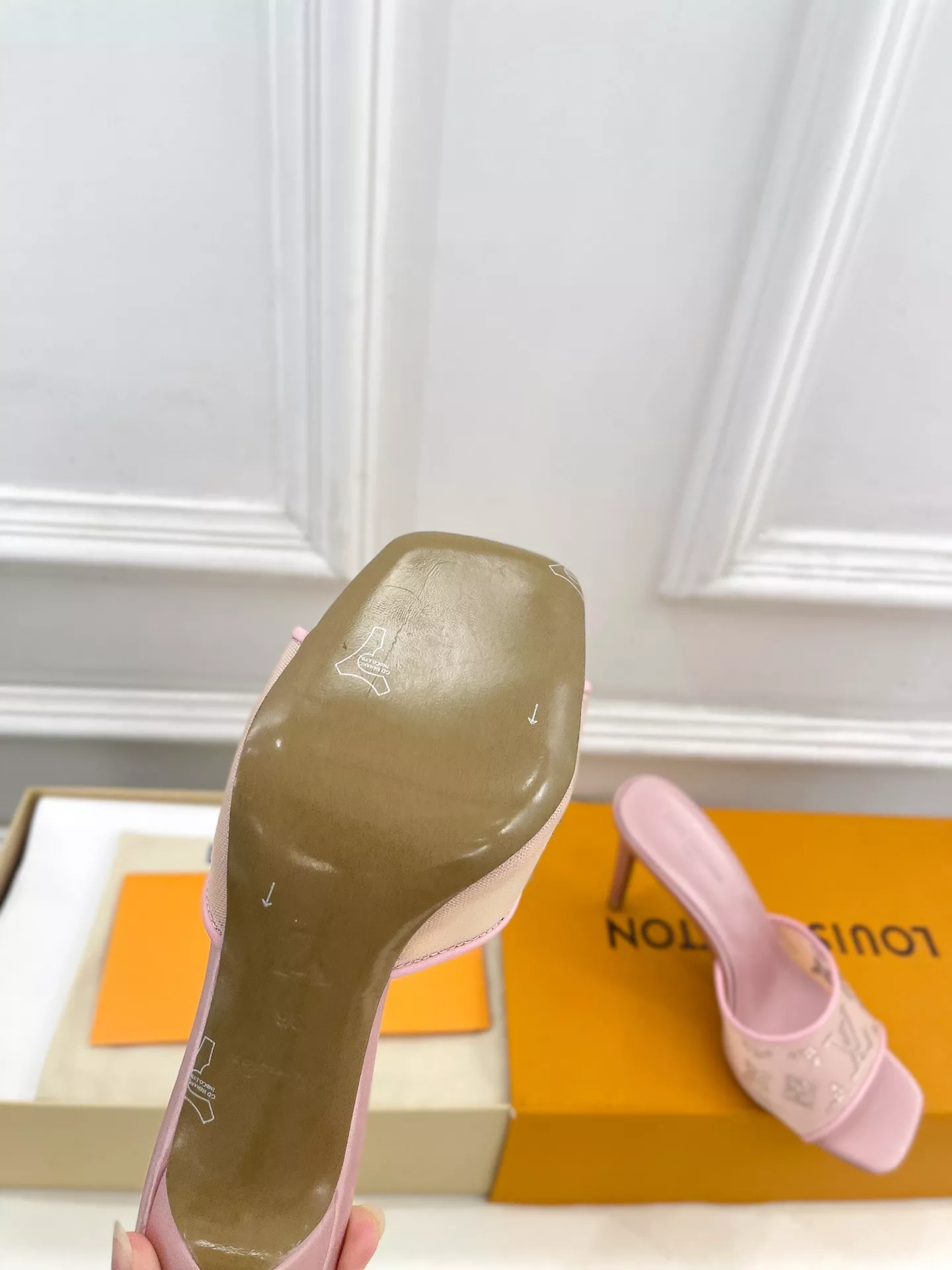 루이비통 메쉬 큐빅 디테일 오픈토 뮬 상세 이미지 9