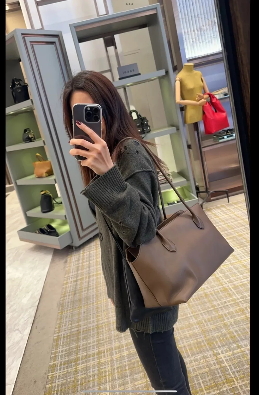 더로우 미니멀 실루엣 레더 핸드백 상세 이미지 19
