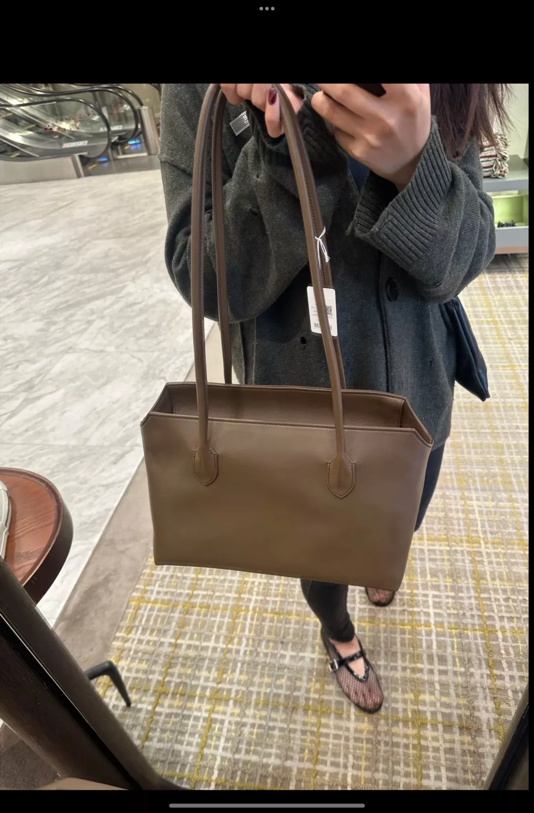 더로우 미니멀 실루엣 레더 핸드백 상세 이미지 18