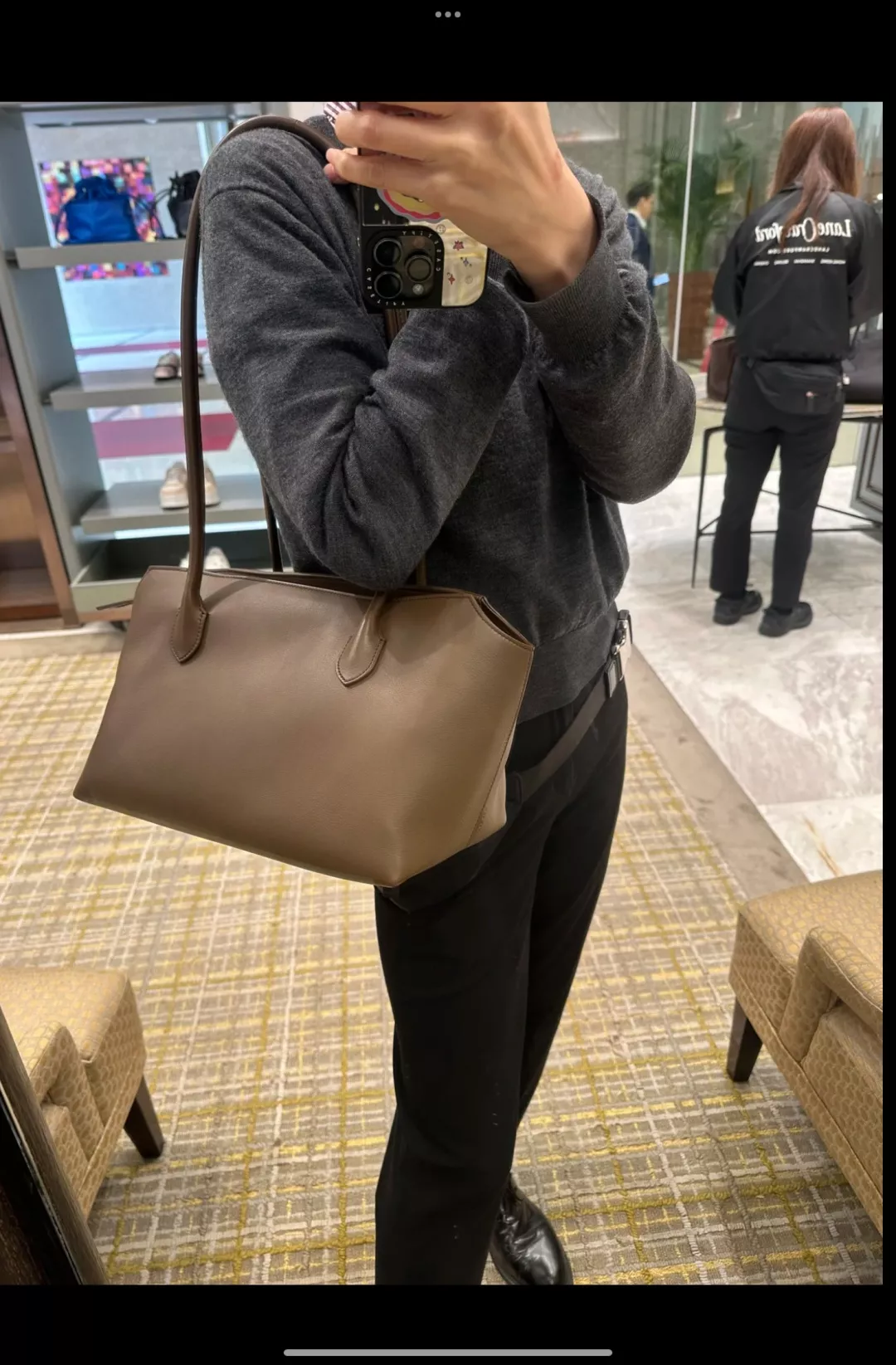 더로우 미니멀 실루엣 레더 핸드백 상세 이미지 13