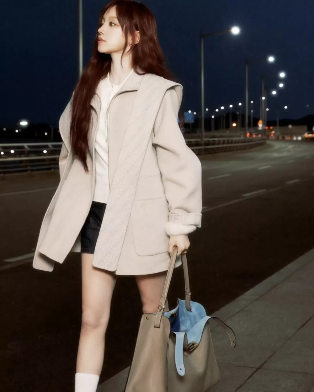 펜디 소프트 트라페즈 실루엣 백 상세 이미지 25
