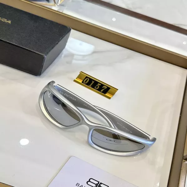 발렌시아가 폴라라이즈드 보드 선글라스