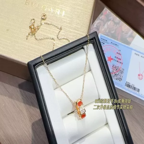 불가리 화이트 자개 장식 스네이크 모티브 네크리스