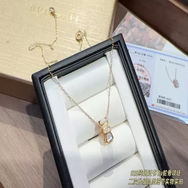 불가리 화이트 자개 스네이크 펜던트 네크리스