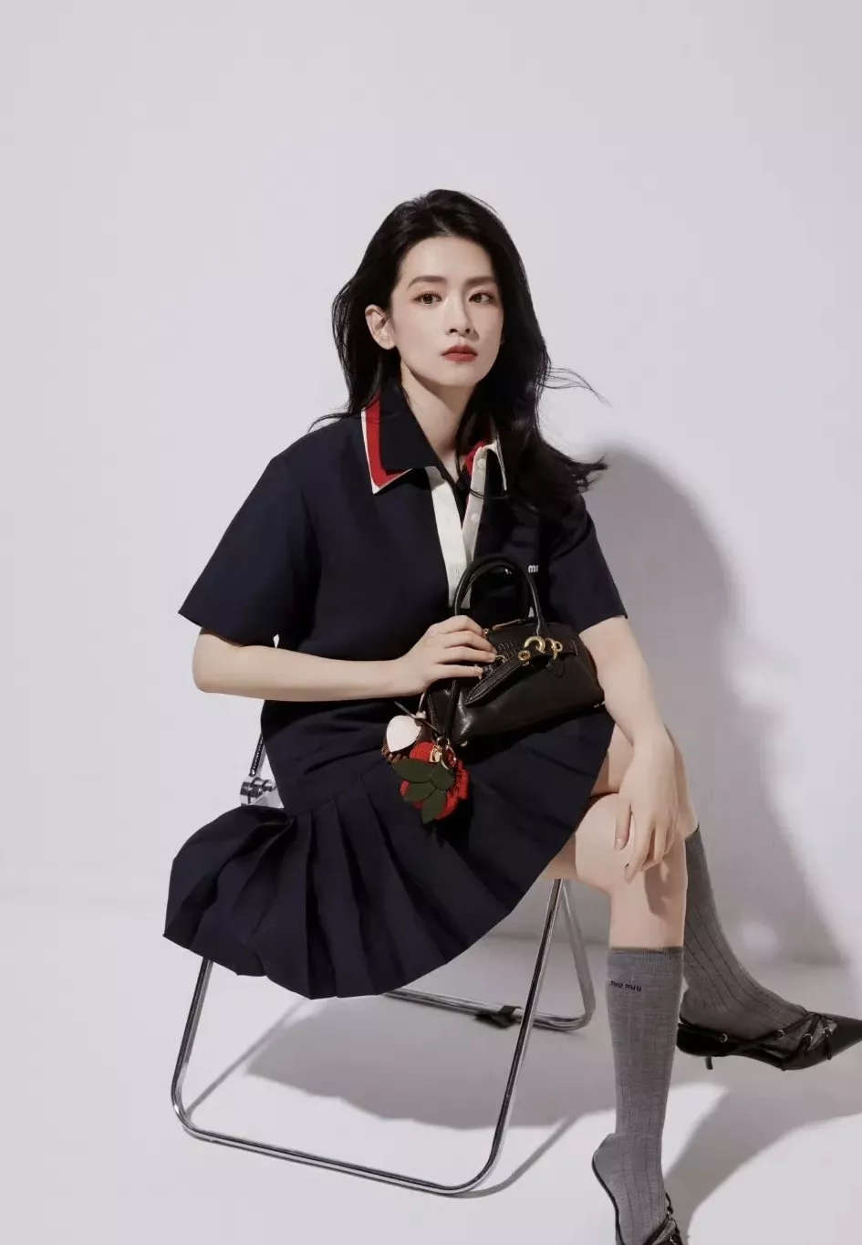 미우미우 빈티지 무드 쉘 실루엣 핸드백 상세 이미지 34