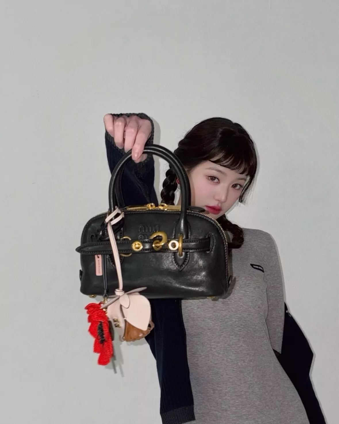 미우미우 빈티지 무드 쉘 실루엣 핸드백 상세 이미지 25