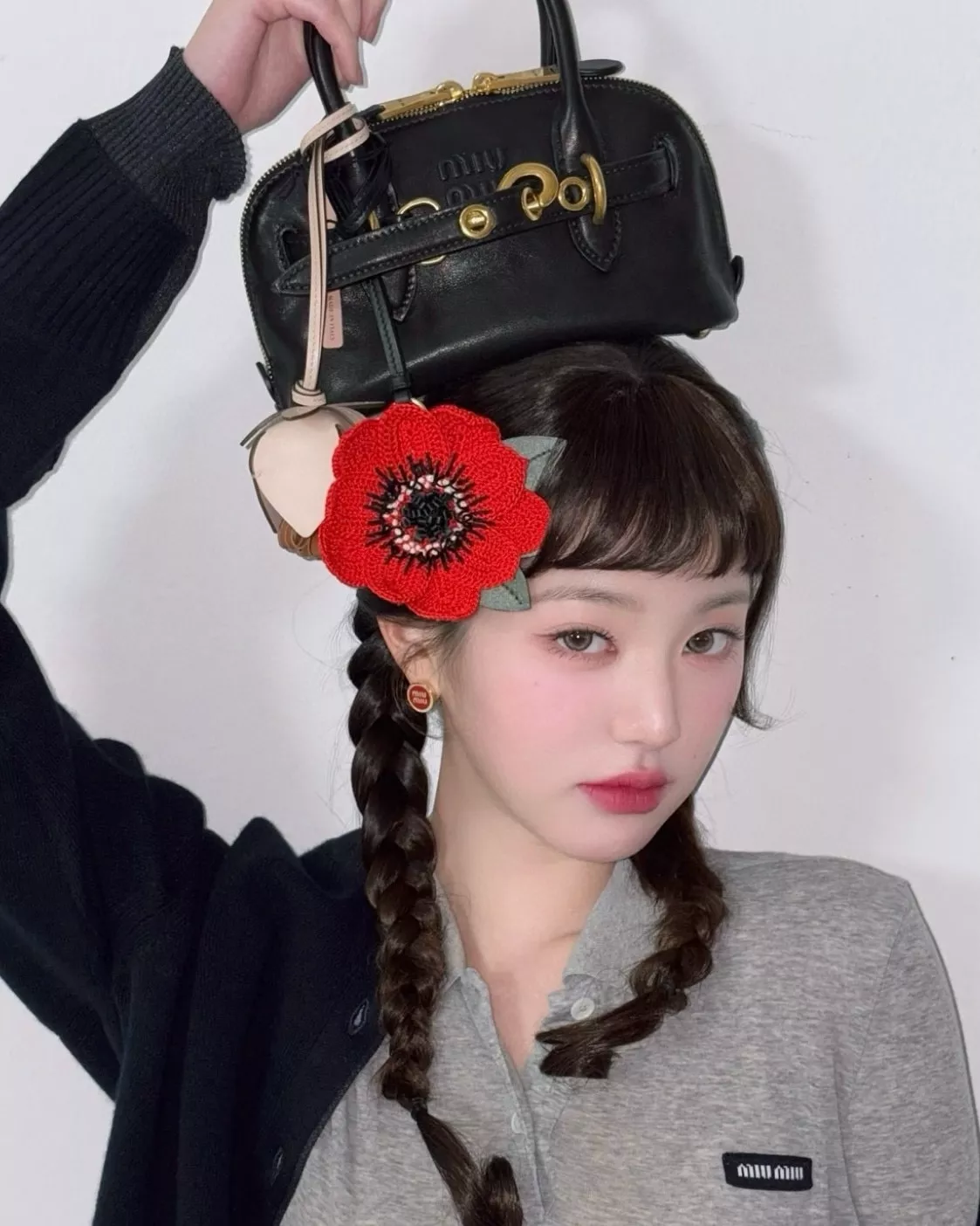 미우미우 빈티지 무드 쉘 실루엣 핸드백 상세 이미지 26