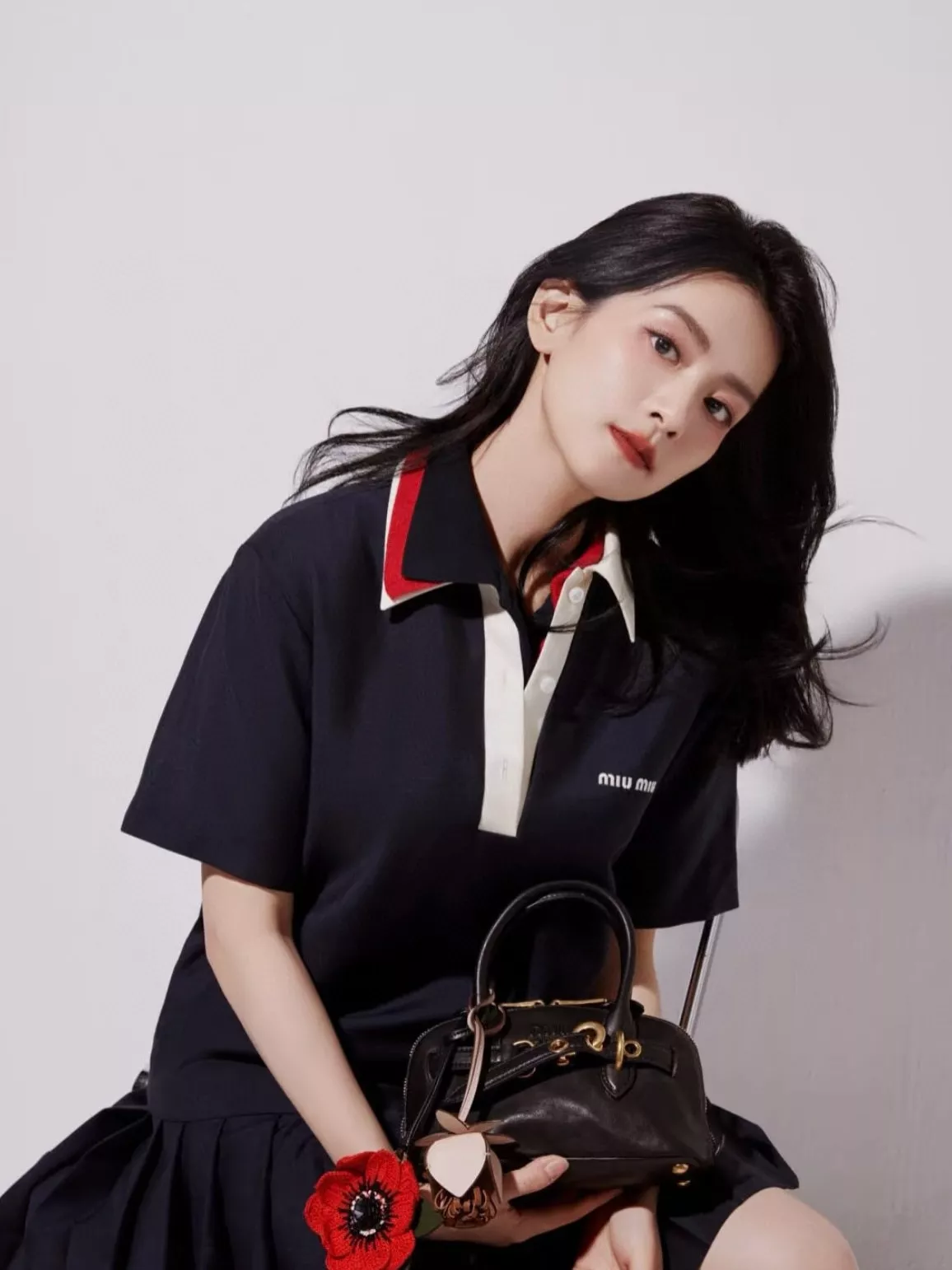 미우미우 빈티지 무드 쉘 실루엣 핸드백 상세 이미지 35
