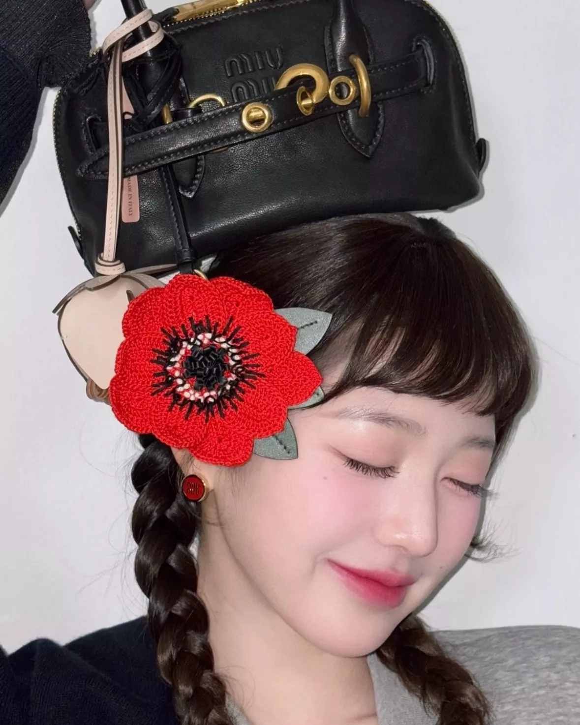 미우미우 빈티지 무드 쉘 실루엣 핸드백 상세 이미지 24