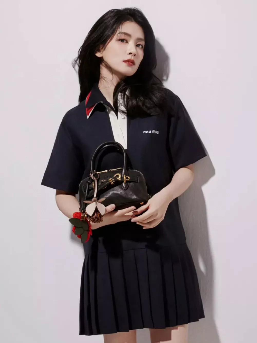 미우미우 빈티지 무드 쉘 실루엣 핸드백 상세 이미지 36